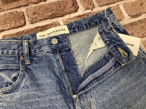 デニムのテーパードデニムパンツ