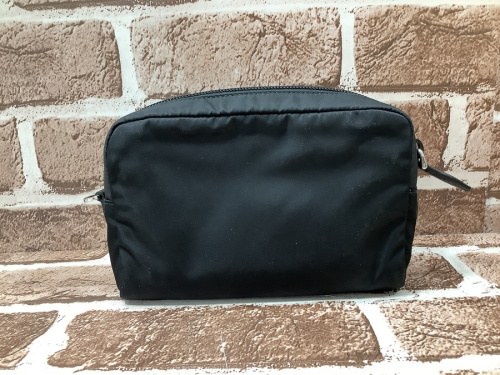 PRADAのコスメポーチ