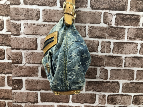 ショルダーバッグのLOUIS VUITTON