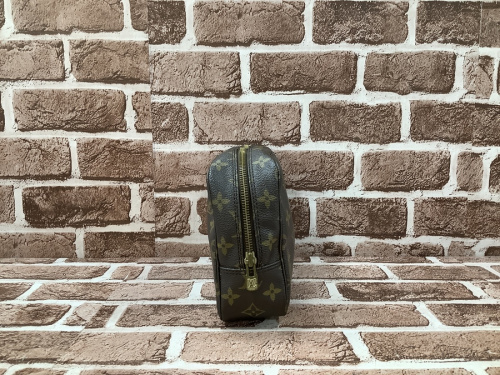 ポーチのモノグラム