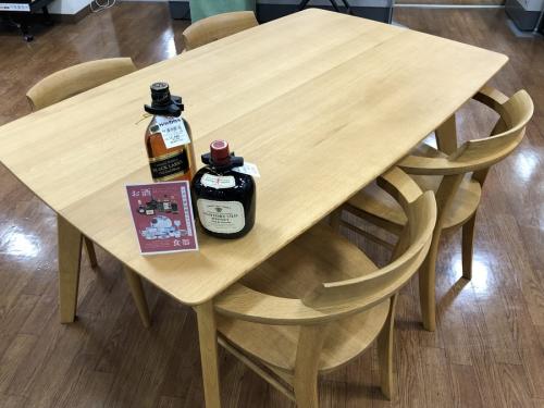 生活家具のテーブル