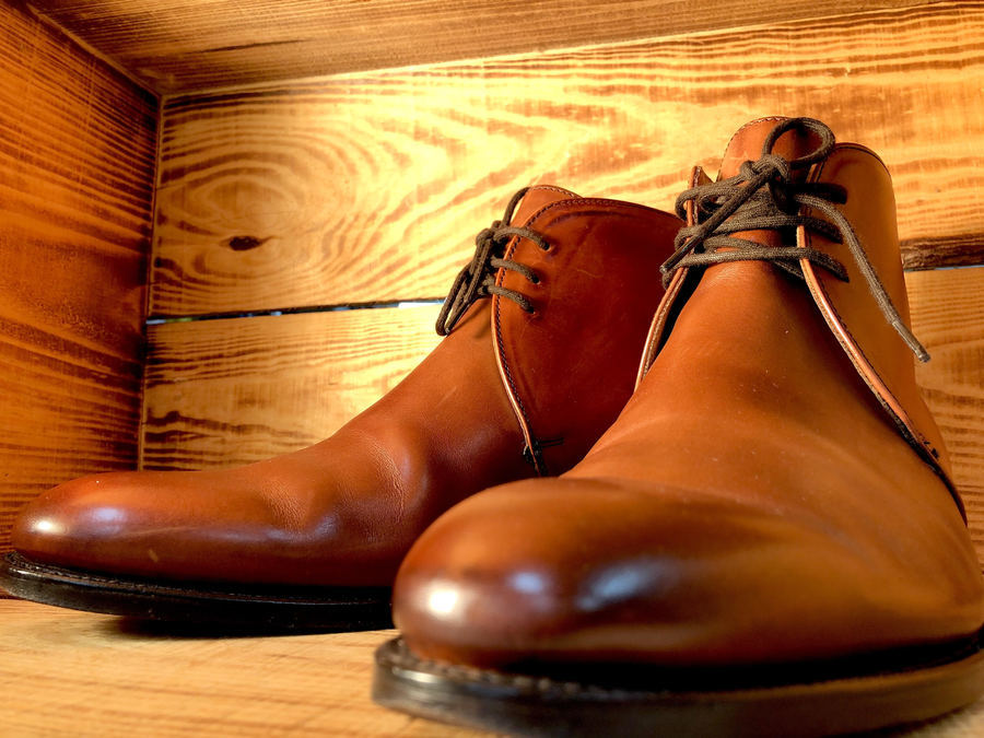 品のある一足…トリッカーズのチャッカブーツが入荷致しました