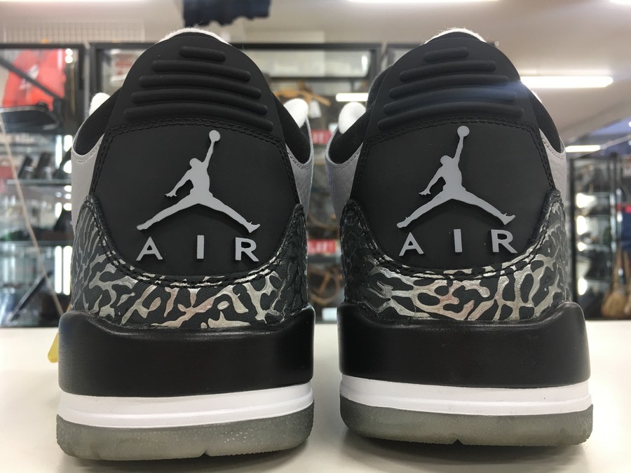 アッパーのウルフグレーが映える！NIKE(ナイキ)のAIR JORDAN 3