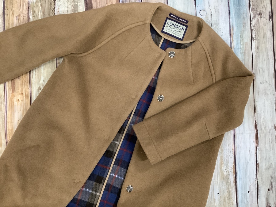 LONDON Tradition(ロンドントラディション)からノーカラーコートが入荷