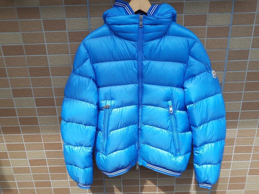 MONCLER(モンクレール)よりスカイブルーのダウンジャケットが
