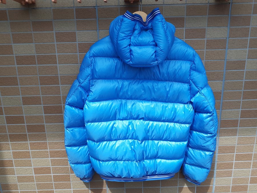 MONCLER(モンクレール)よりスカイブルーのダウンジャケットが