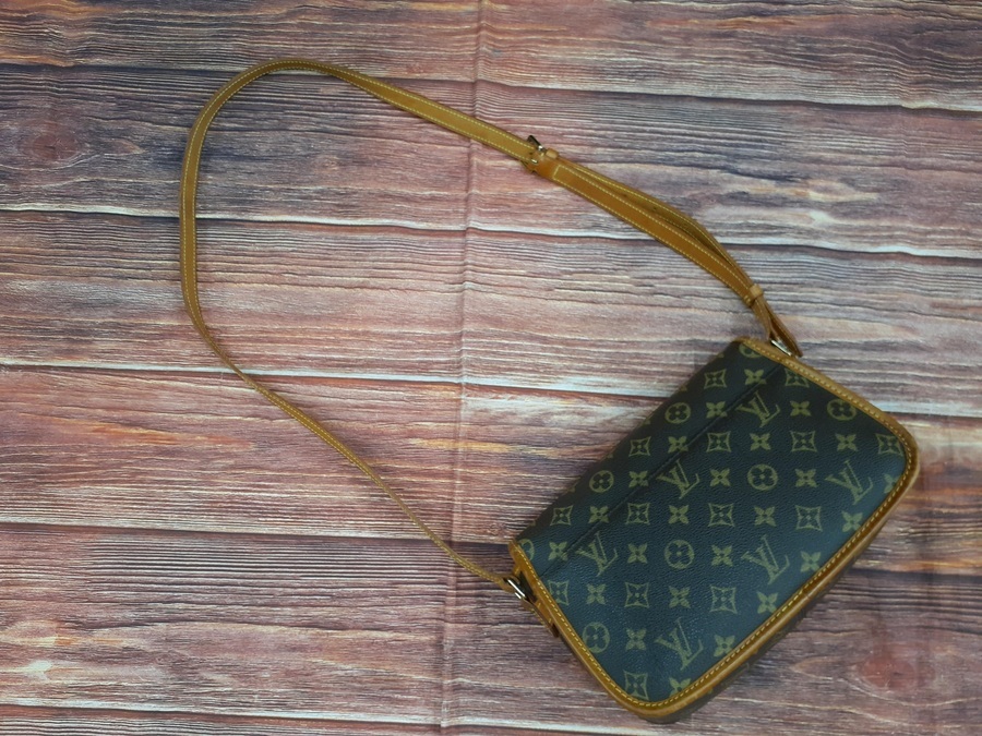 LOUIS VUITTON(ルイヴィトン)からモノグラムのショルダーバッグ