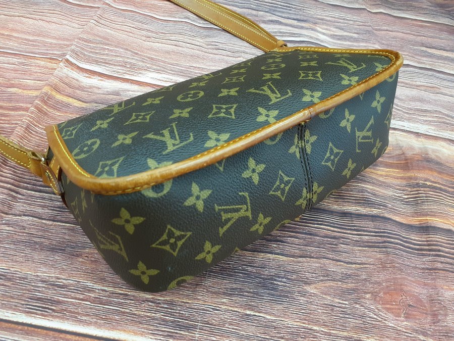 LOUIS VUITTON(ルイヴィトン)からモノグラムのショルダーバッグ