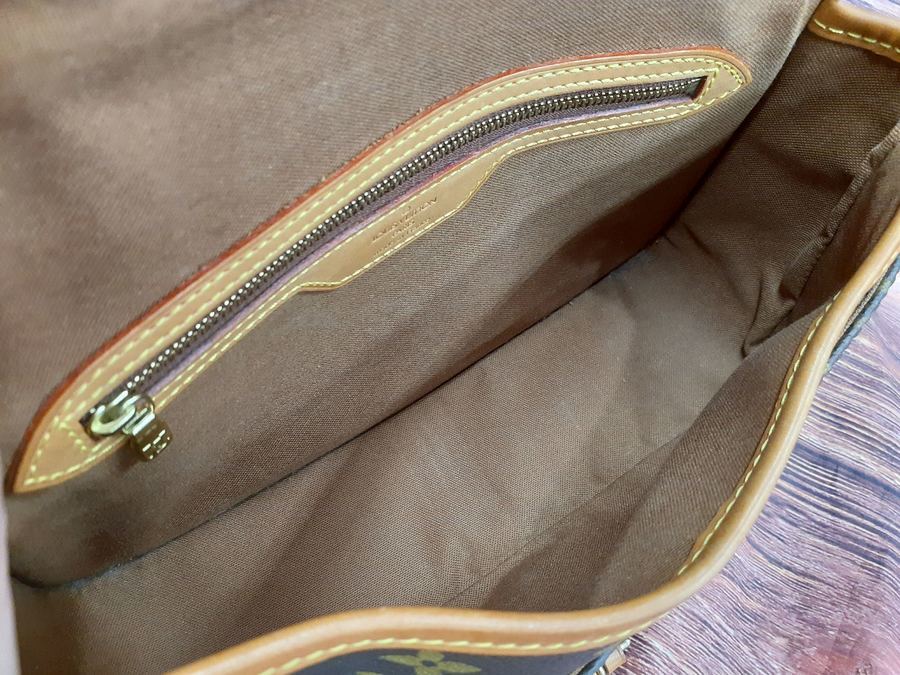 LOUIS VUITTON(ルイヴィトン)からモノグラムのショルダーバッグ