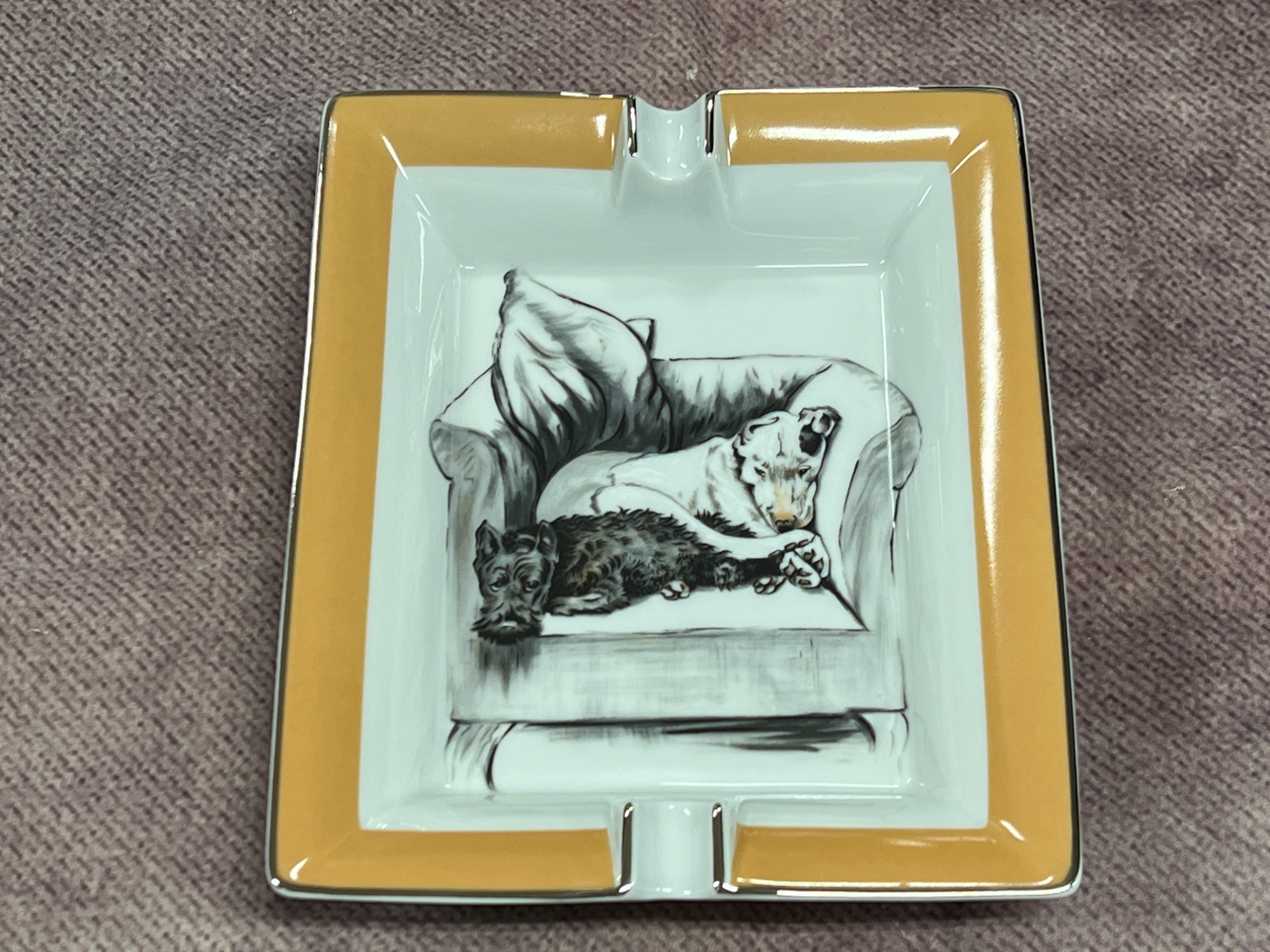 ブランド品 通販サイト HERMES(エルメス)より、犬柄が可愛いアッシュトレイが入荷致し 喫煙具・ライター