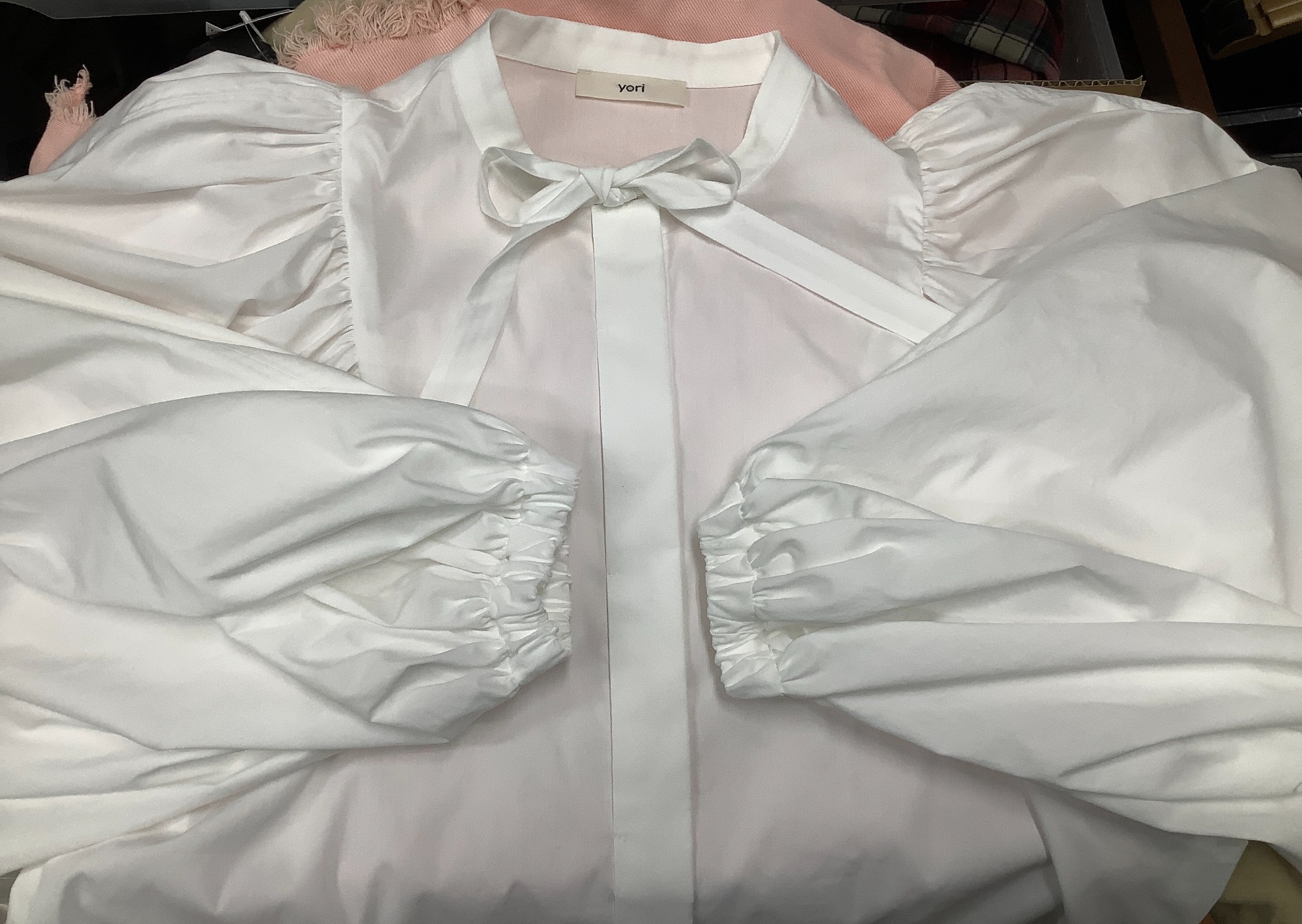 yori（ヨリ）よりリボンパフスリーブブラウスが入荷致しました