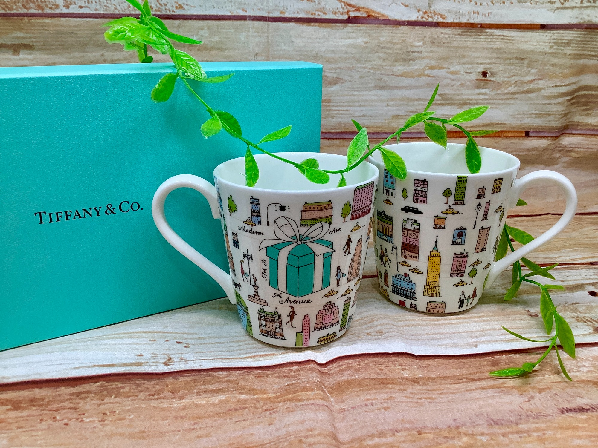 Tiffany & Co.（ティファニー）より5THアベニューのペアマグカップが