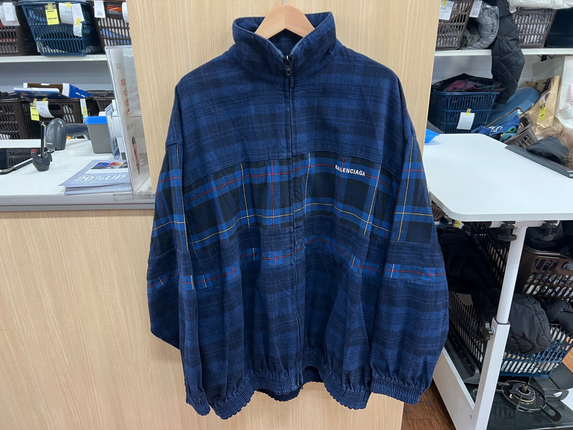 BALENCIAGA(バレンシアガ)よりジップアップジャケットのご紹介です