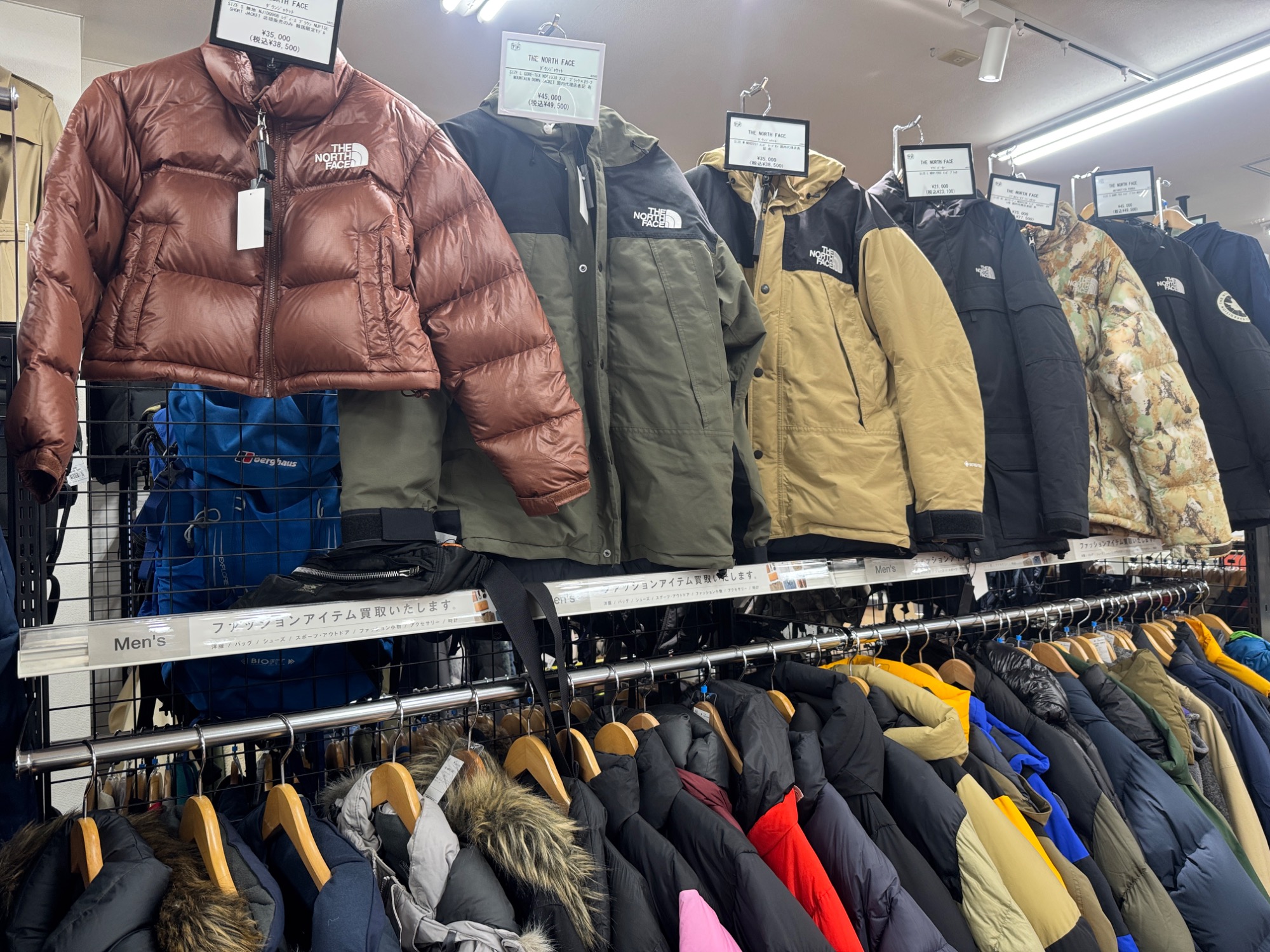 Supreme(シュプリーム)よりScript Logos Wool Overcoatのご紹介です