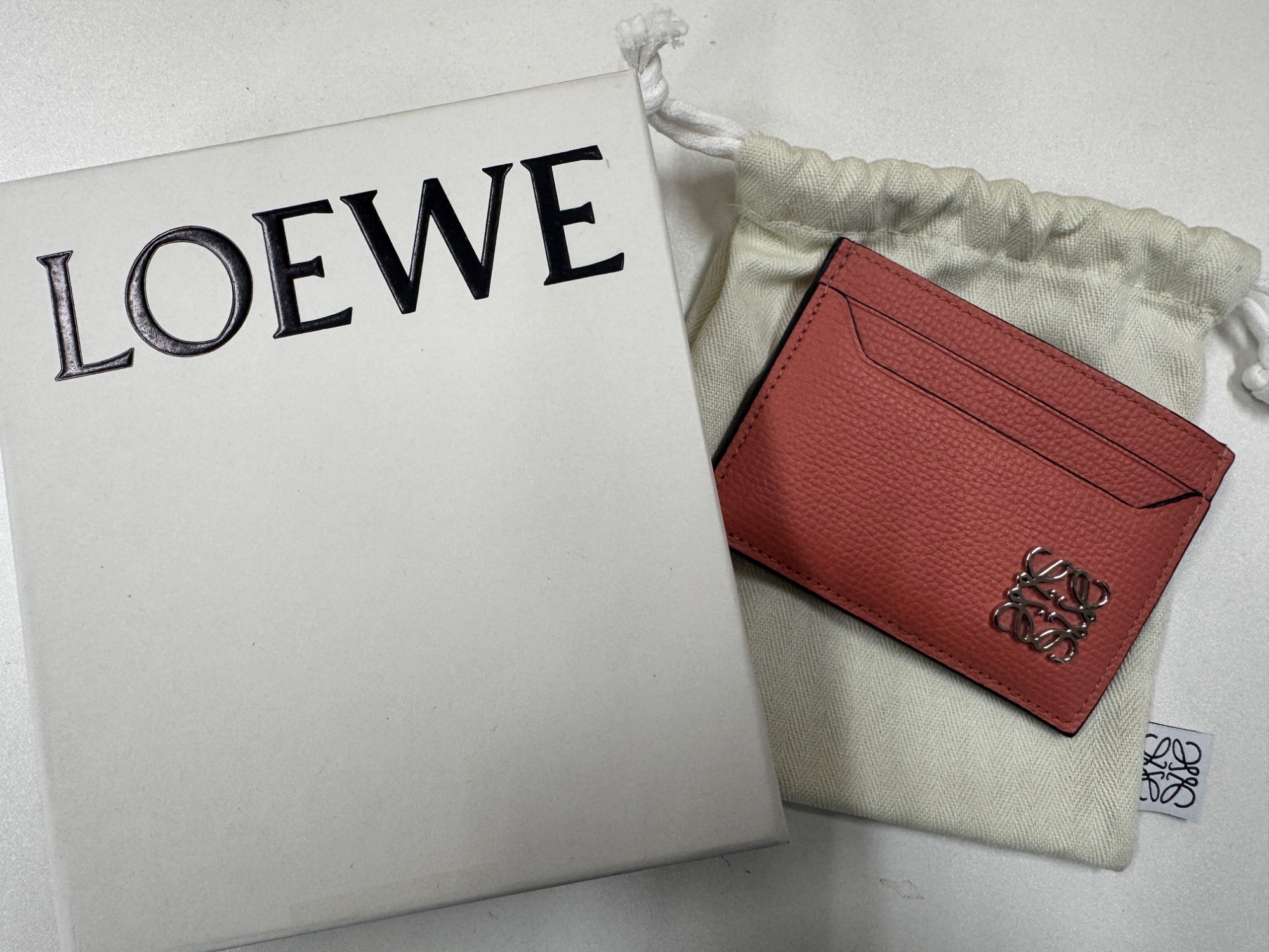 LOEWE(ロエベ)よりアナグラム プレーン カードホルダーのご紹介です