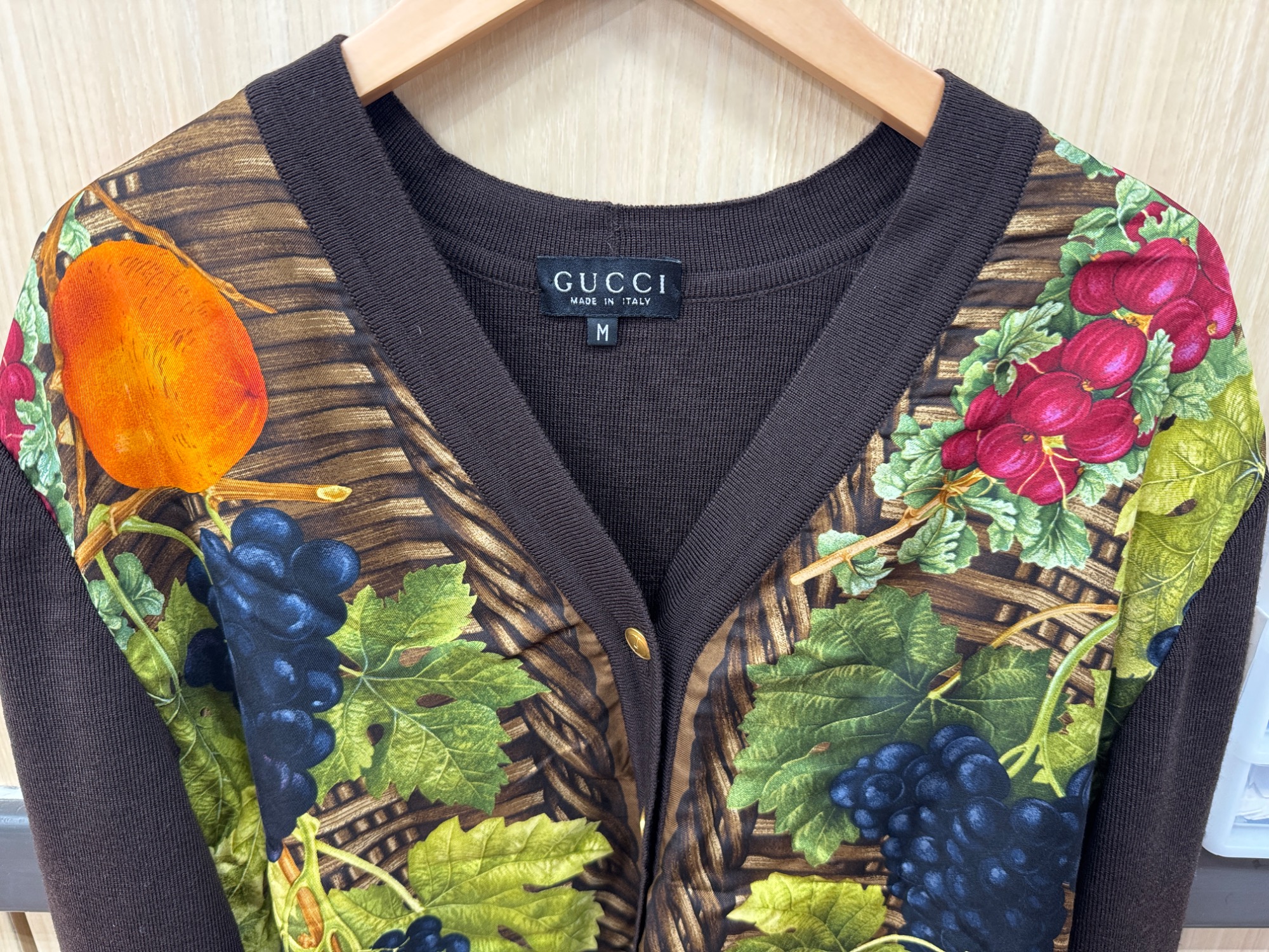 ▼グッチ GUCCI カーディガン フルーツ柄 果物 ニット 羽織 葡萄 ブドウ GUCCI(グッチ)よりフルーツ柄カーディガンのご紹介です！｜2025年12月
