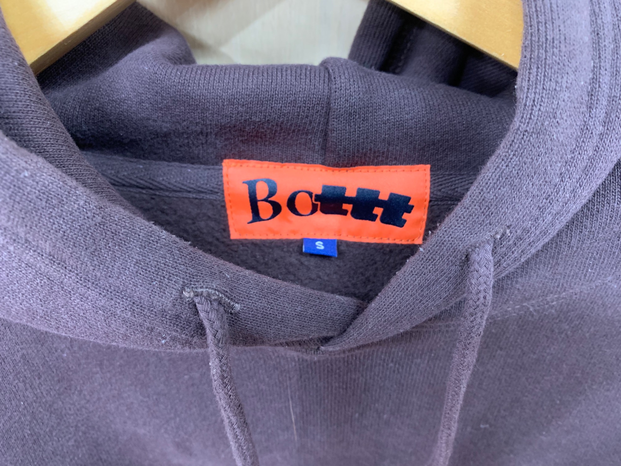 Bott(ボット)×TTT MSW(ティー)よりプルオーバーパーカーのご紹介です