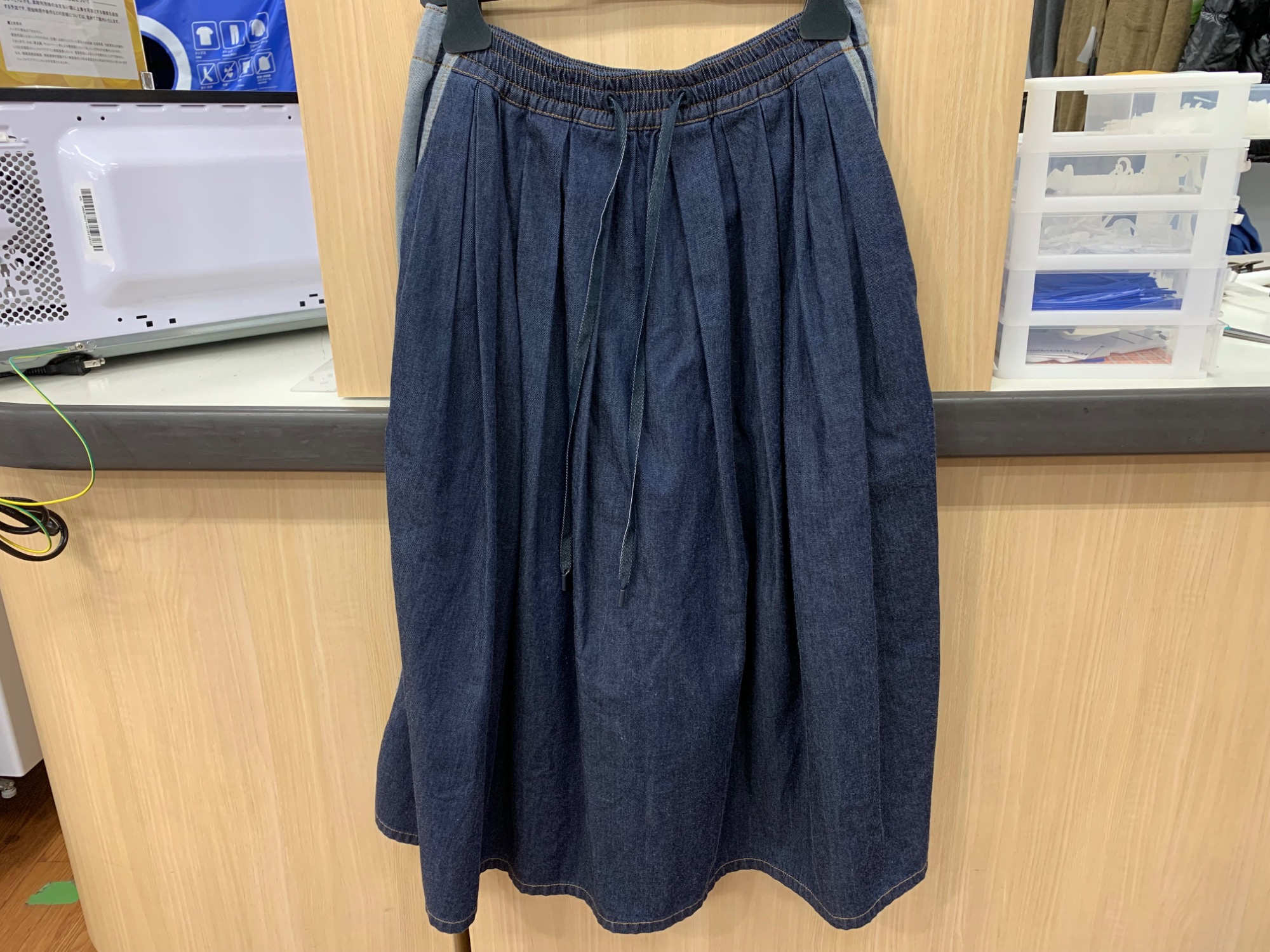 Christian Dior (クリスチャン ディオール)よりロゴラインデニムロング