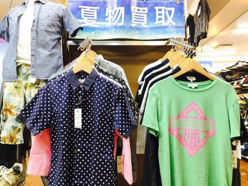 トップスのポロシャツ