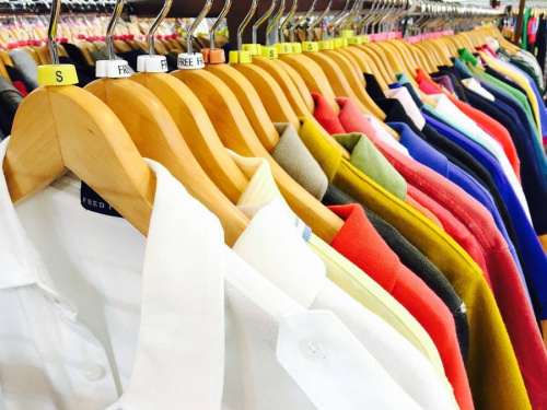 トップスのポロシャツ