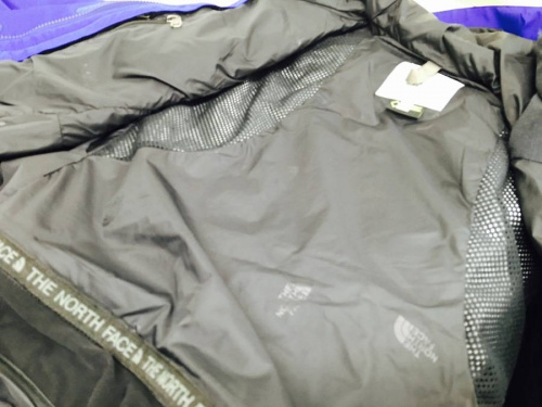 アウトドアのパーカー