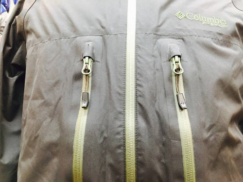 ジャケットのColumbia
