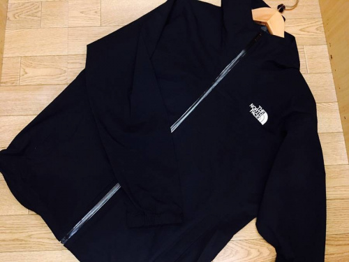 ジャケットのパーカー