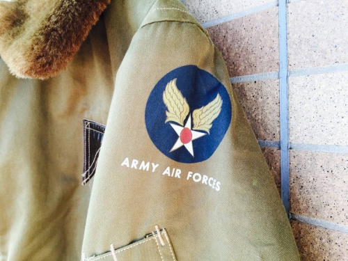 ブルゾンのミリタリー