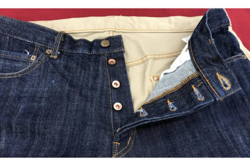 デニムパンツのチノパン