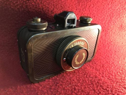 フィルムカメラのFRED PERRY