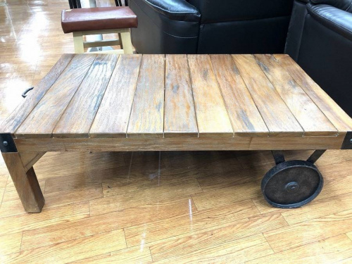 家具のテーブル