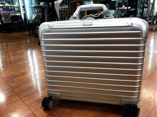 バッグのRIMOWA