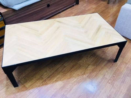 家具のテーブル