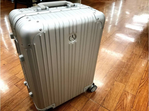 Mercedes Benzのキャリーバッグ