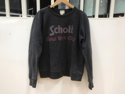 トレーナーのSchott