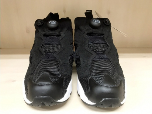 スニーカーのREEBOK