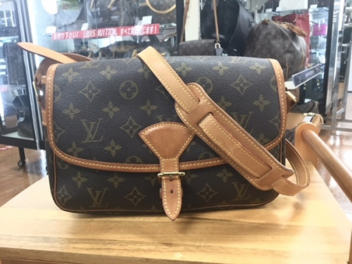 LOUIS VUITTONのバッグ