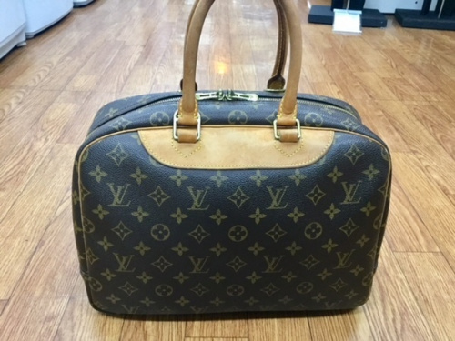 LOUIS VUITTONのバッグ