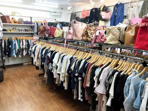 カーディガンのワンピース