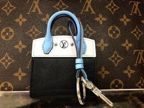 LOUIS VUITTONのバッグ