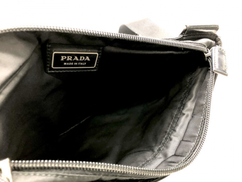 プラダのサコッシュ
