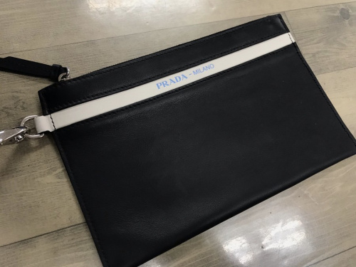 トートバッグのプラダ