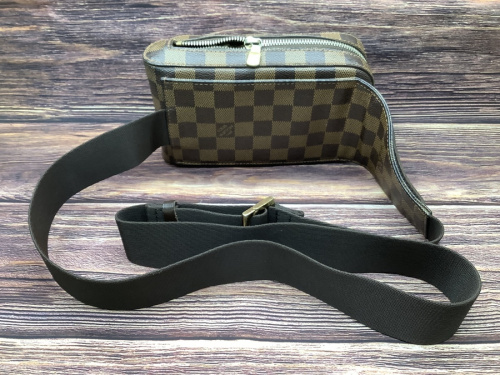 ウエストポーチのLOUIS VUITTON