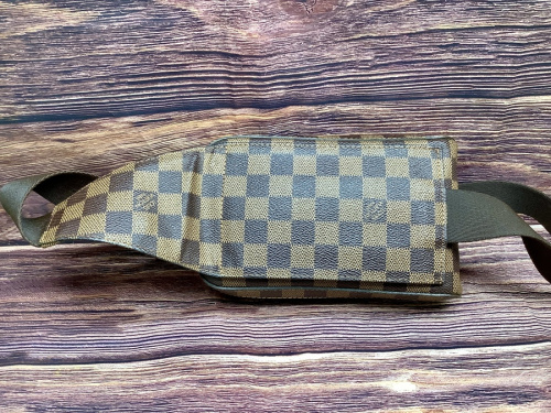 ボディーバッグのLOUIS VUITTON