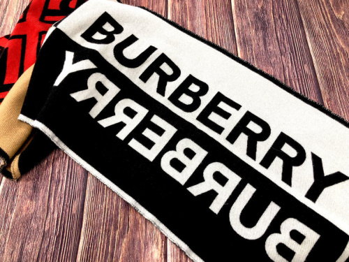 マフラーのBURBERRY