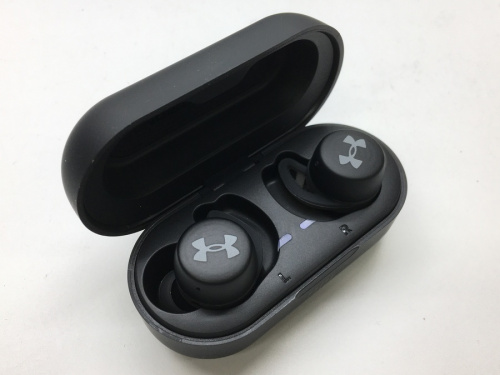 ワイヤレスイヤホンのJBL