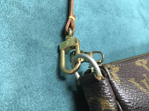 ハンドポーチのLOUIS VUITTON