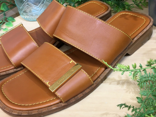 LOUIS VUITTONのレザーサンダル