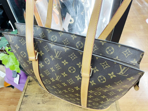 トートバッグのLOUIS VUITTON