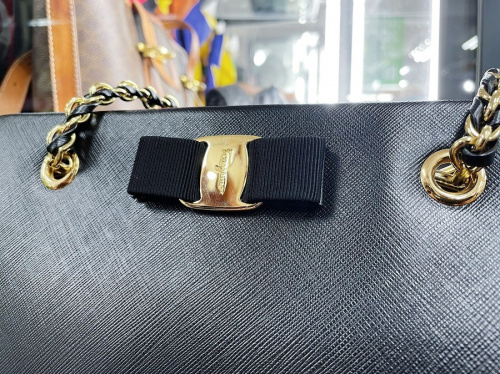 バッグのショルダーバッグ